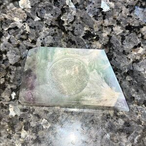 Fluorite feathered sphere holder